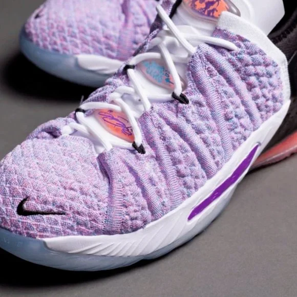 Nike LeBron XVIII 18 GS Basketball Shoes Graffiti Chlorine CW2760-900 Si… - Picture 11 of 12